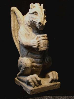 Sitzende Drache mit Krug -  Arkadius Frajny -  auf  - Array - 